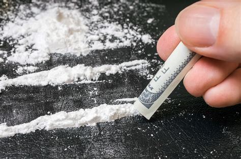 La cocaína es un estimulante poderosamente adictivo que afecta directamente al cerebro. La cocaína se ha catalogado como la droga de los años 80 y los 90 debido a su extensa popularidad y uso durante este período. Sin embargo, la cocaína no es una droga nueva. De hecho, es una de las más antiguas que se conoce. 